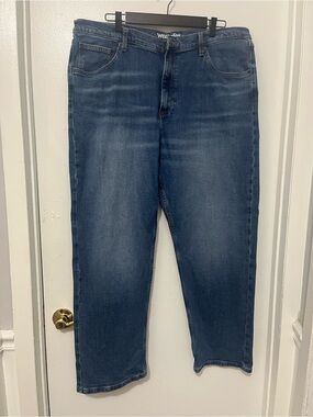 Wrangler Men's Straight Jeans in Medium Blue Wash
